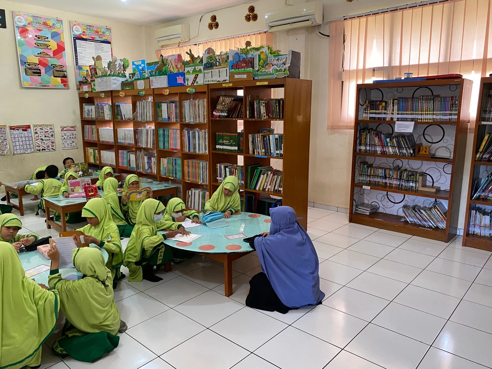 Kegiatan literasi dan pendampingan belajar di perpustakaan SDIT Menara Kuwait